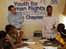 Tim Bowles und Jay Yarsiah während einem Vortrag über Menschenrechte in Liberia.